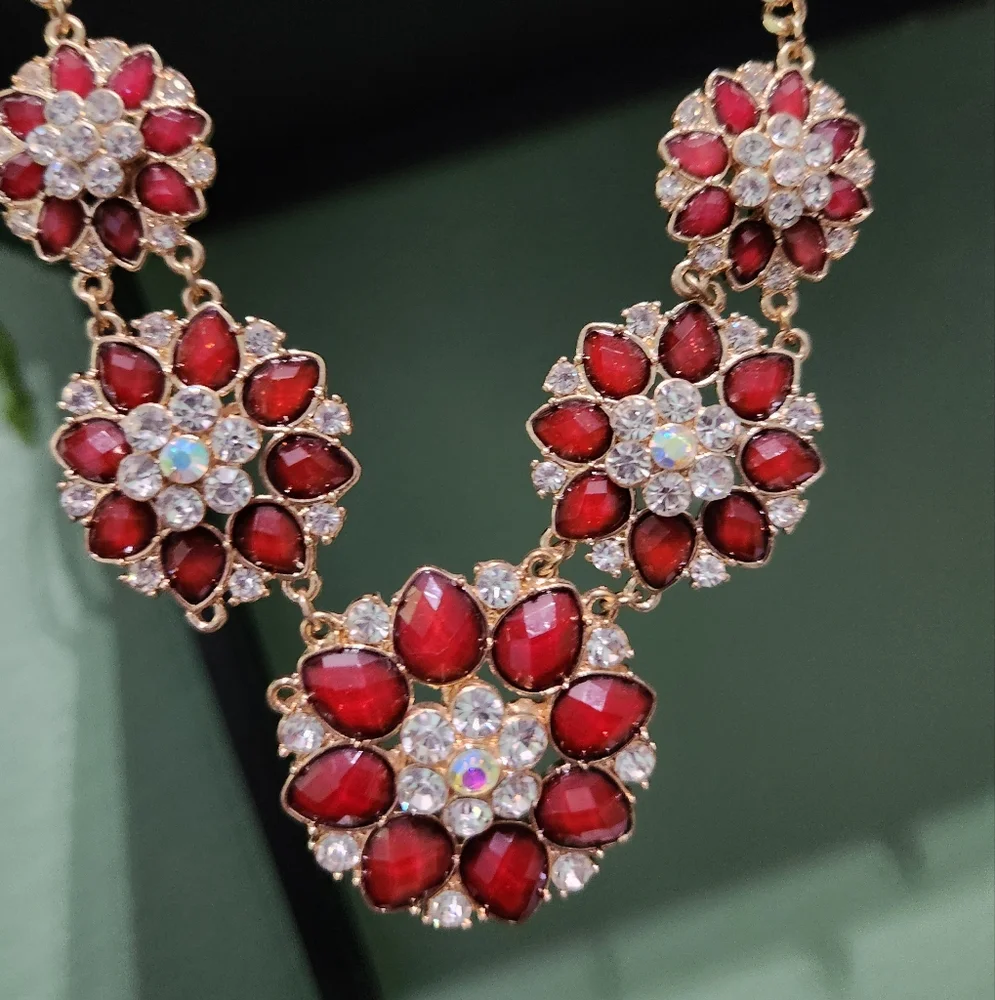 Elegant Floral Necklace with Red and Gold Accents - Picture 2 of 6